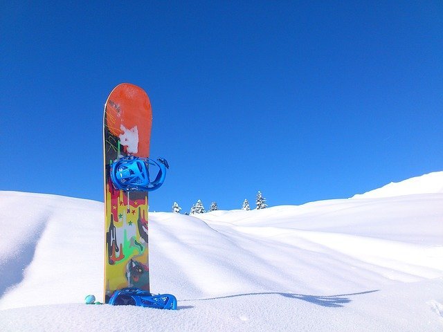 雪に刺さったスノーボード