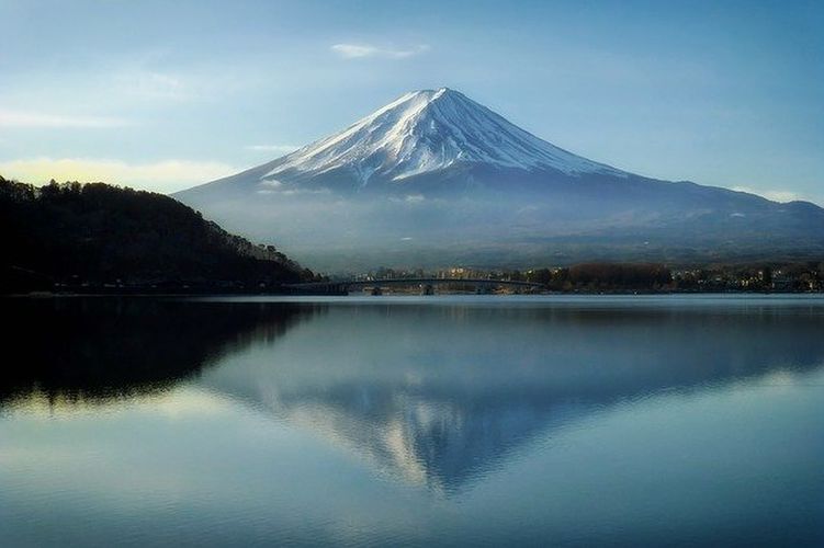 湖の前の富士山