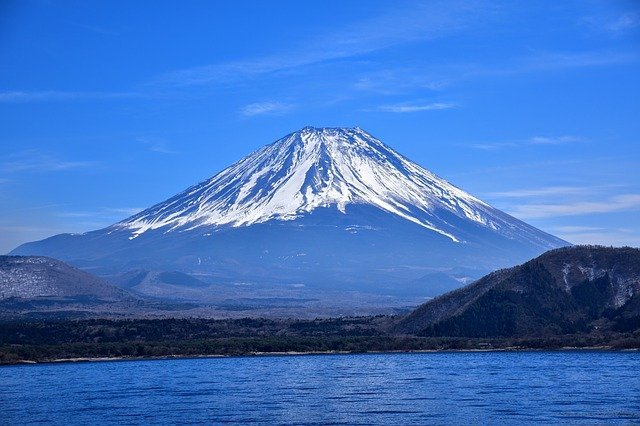そびえ立つ富士山