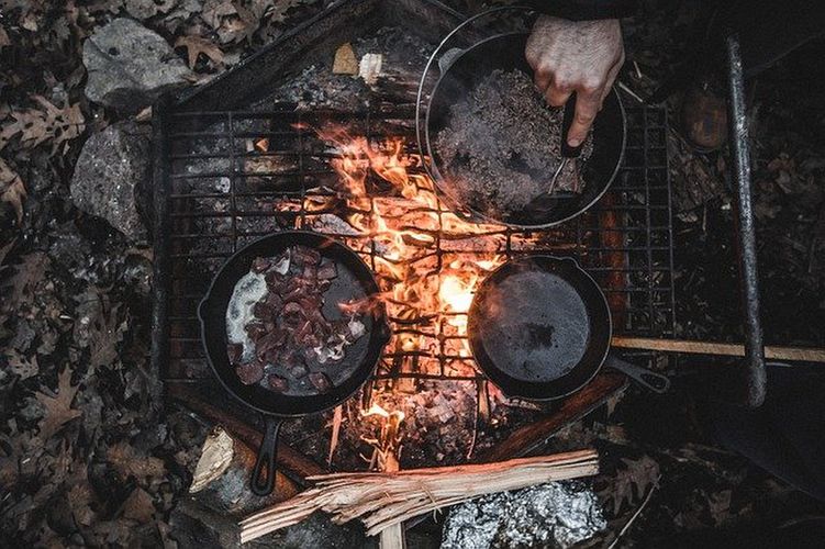 焚き火で調理中の鍋