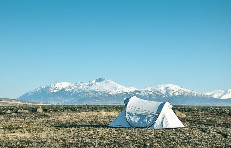 雪山の前のテント