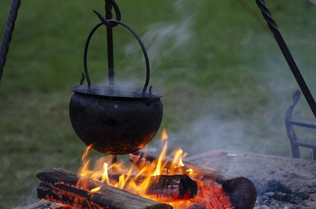 焚き火の上の鍋