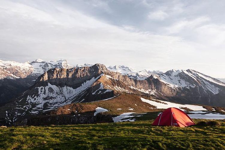 山に設営された赤いテント