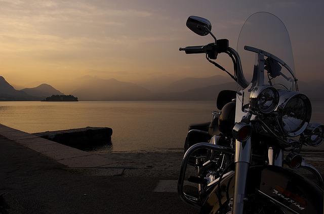 夕焼けに浮かぶバイク