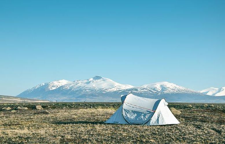 雪山の前に設営されたテント
