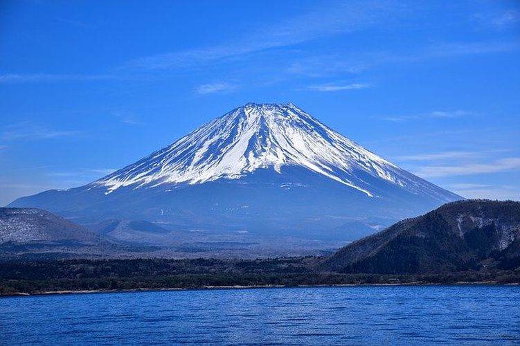 遠くから見た富士山