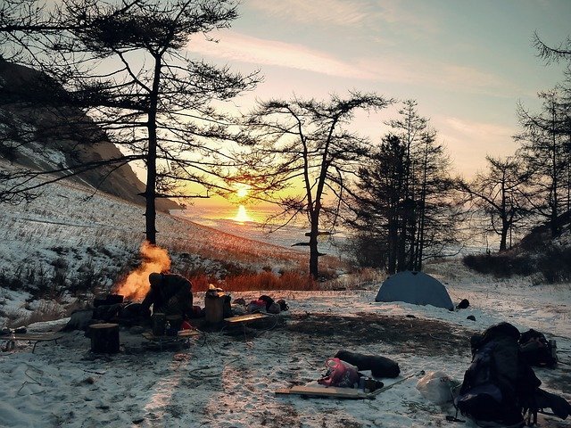 雪の上でキャンプをする人