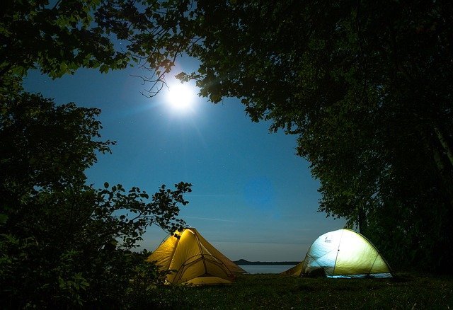 月明かりの下のテント