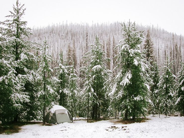 雪の中に設営されたテント