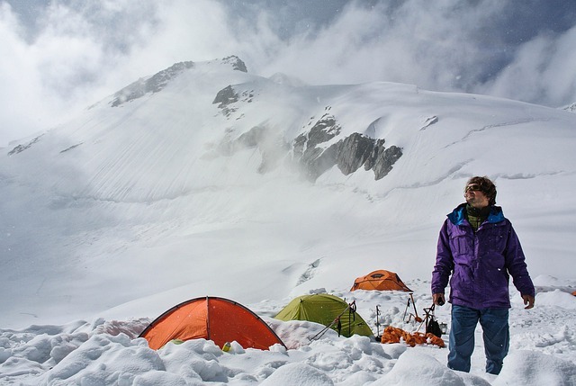 雪の中に設営されたテント