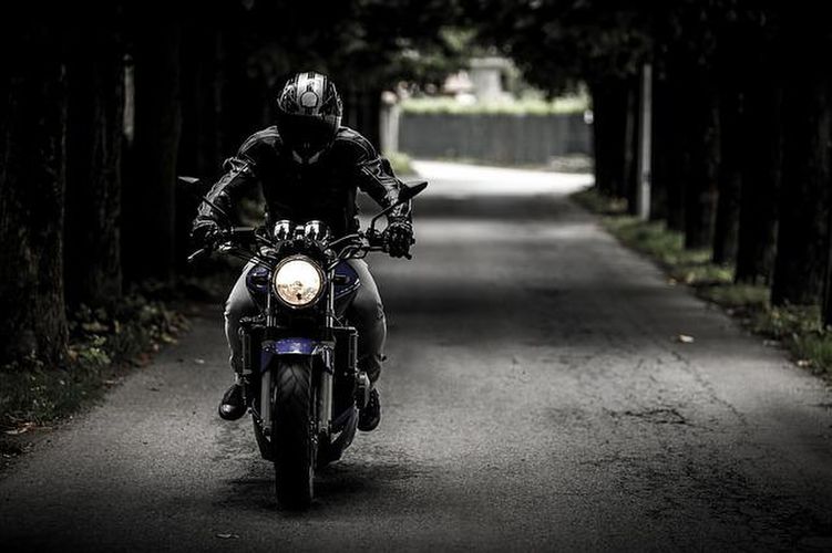 暗い道を走るバイク