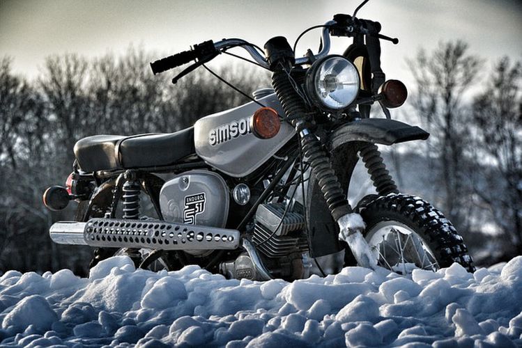 雪の上のバイク