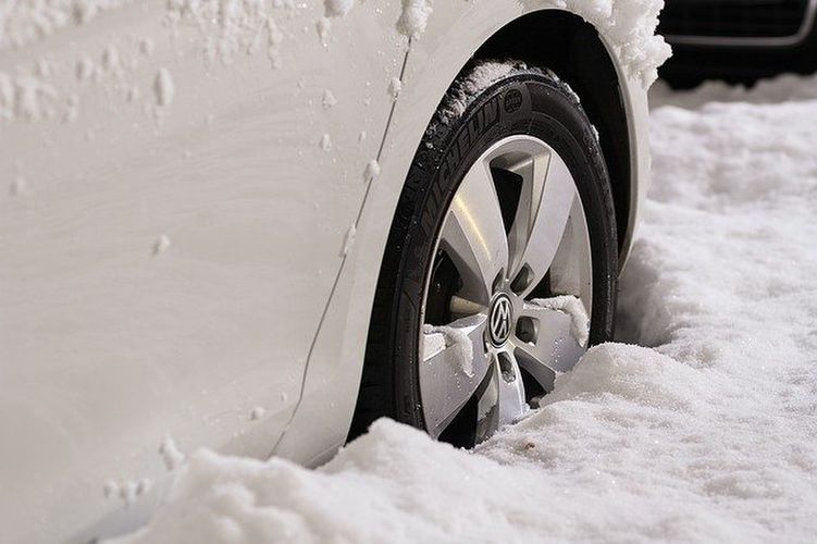 雪の中の車のタイヤ