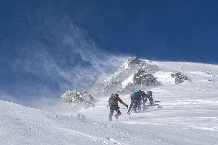 雪山を歩く人たち