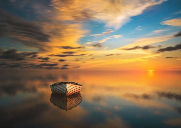 夜明けの海に浮かぶボート