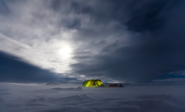 雪の中にあるテント