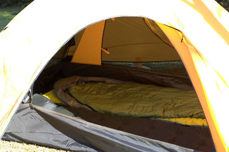 寝袋が敷かれた黄色いテント