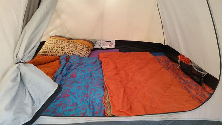 テント内に敷かれた寝袋