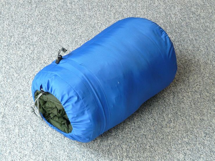 青い袋に入った寝袋