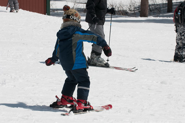 スキーをつけた子供