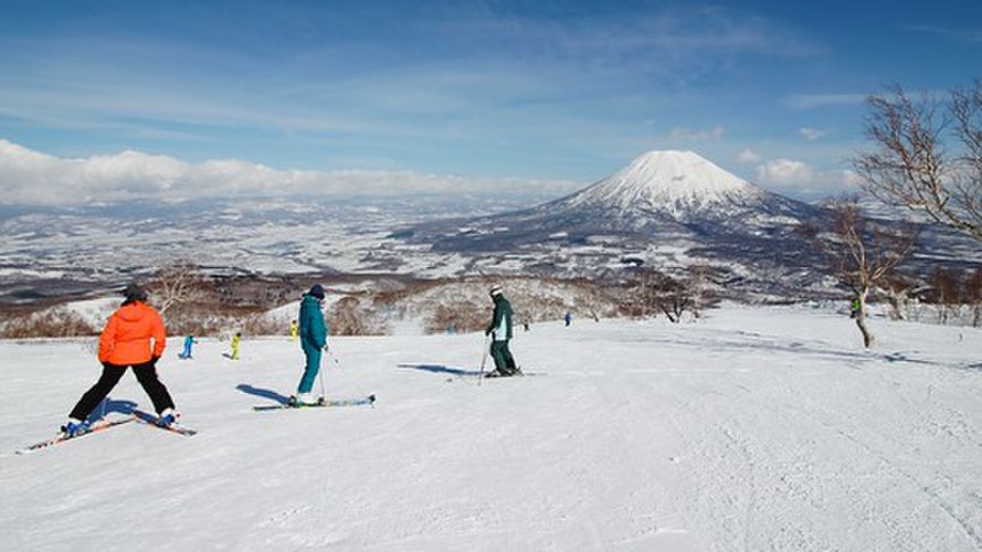 スキーを楽しむ人たち