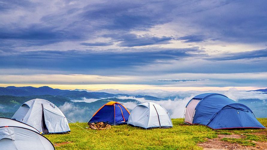 複数のテントが並んだキャンプ場