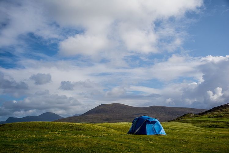 草原に設営されたテント