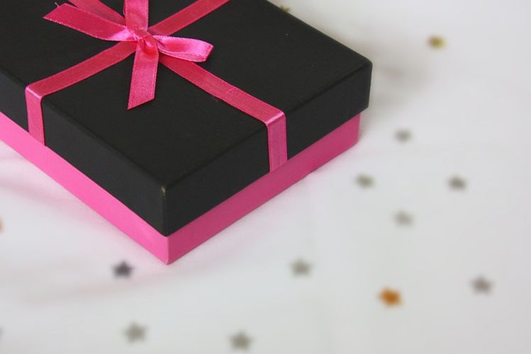 ピンクと黒のプレゼントボックス