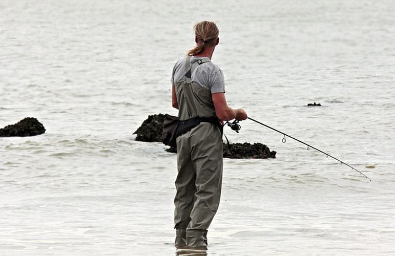 一人で釣りをする男性