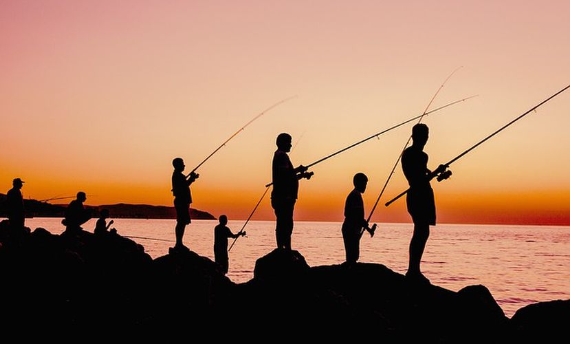 複数人で釣りをする人たち