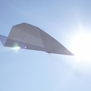 折り紙でめっちゃよく飛ぶ最強 紙飛行機 の作り方４選 意外に簡単 Kurashi No