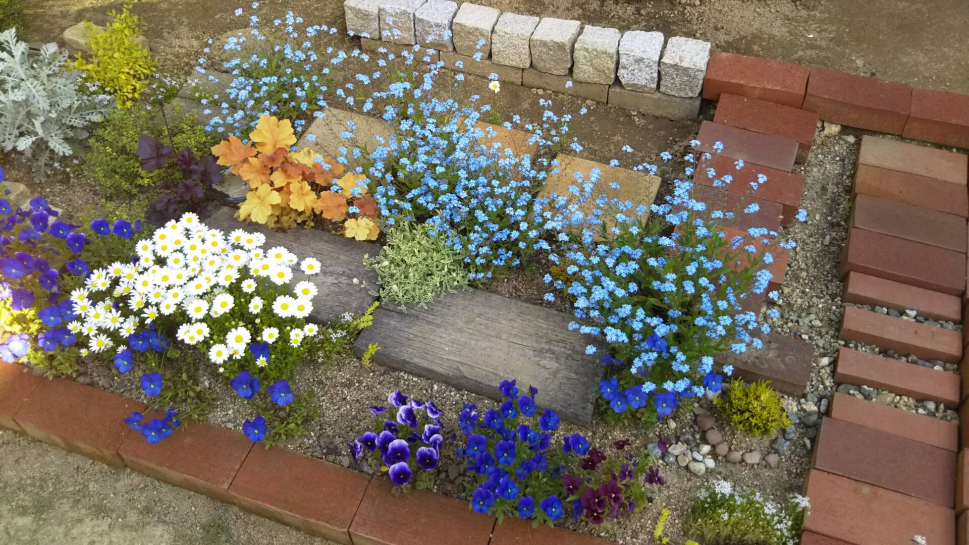 DIYで花壇を自作！お家の庭を初心者でも簡単で安くすむ作り方をご紹介！