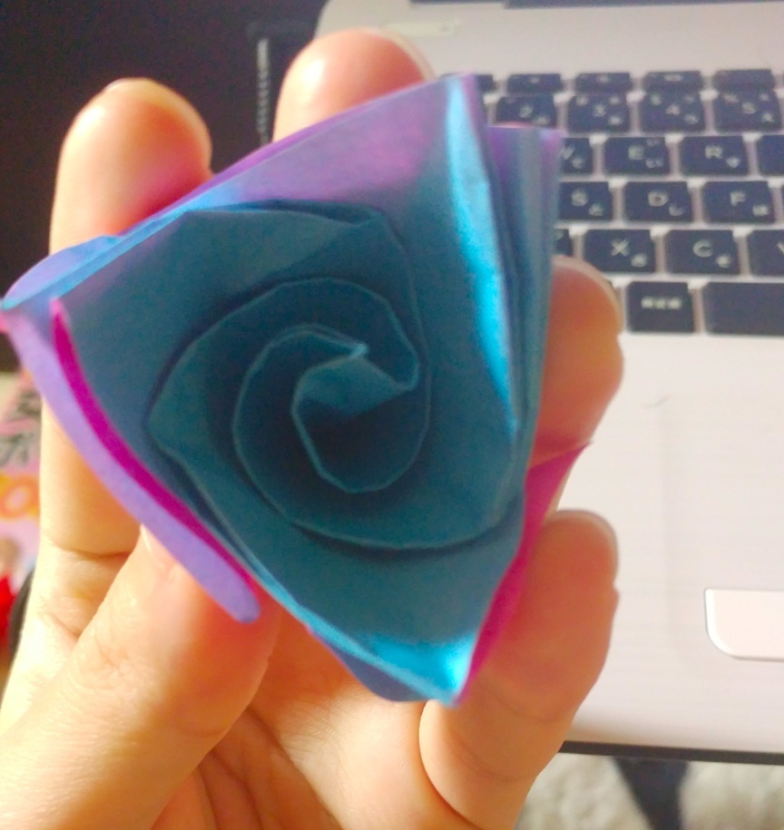折り紙で作る バラ の簡単な折り方 平面と立体のバラの作り方をご紹介 暮らし の