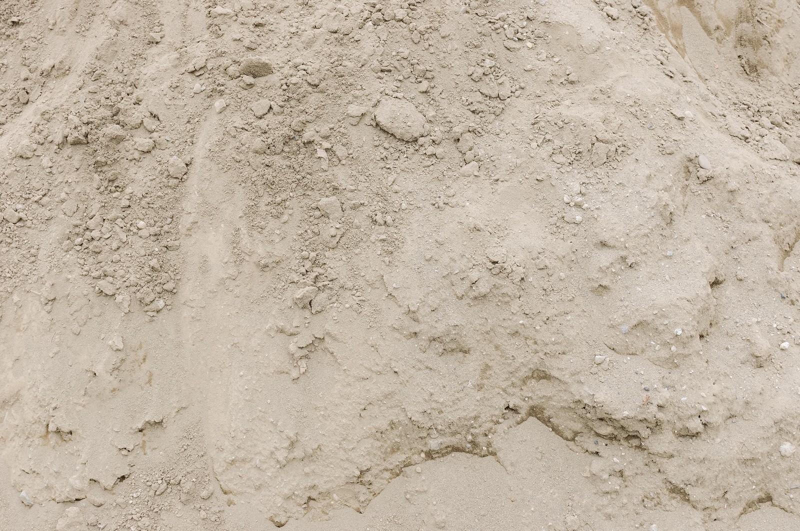 真砂土とは 庭のdiy 施工で人気な砂の特徴や使い方をご紹介 暮らし の