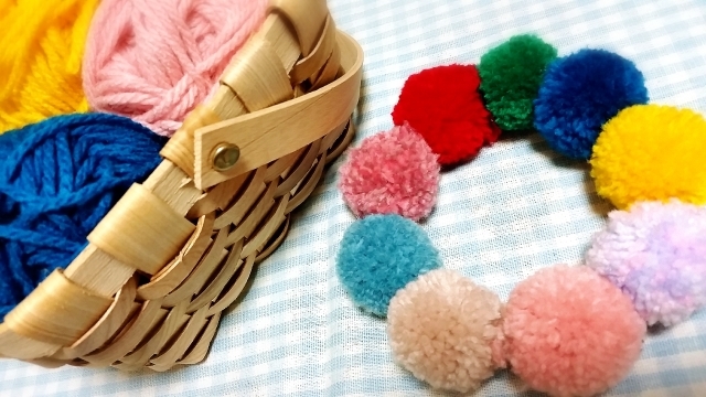毛糸でポンポンを作ろう 簡単で綺麗に仕上げるコツや可愛いアレンジ術をご紹介 Kurashi No