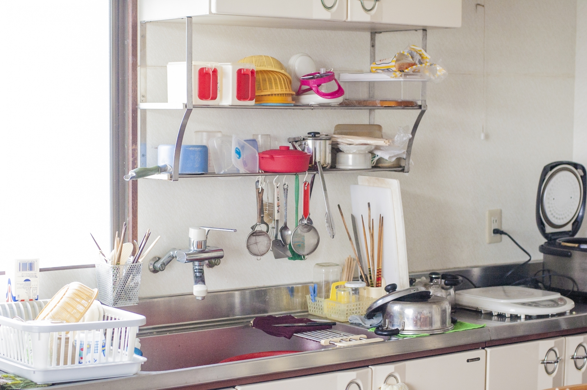 狭いキッチンを便利に使う収納術11選 スペースのアイデア活用方法もご紹介 暮らし の