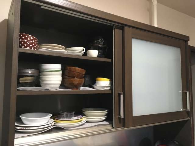 食器棚のリメイク術11選！簡単DIYでおしゃれに変わるアイデア実例をご紹介！ | 暮らし〜の
