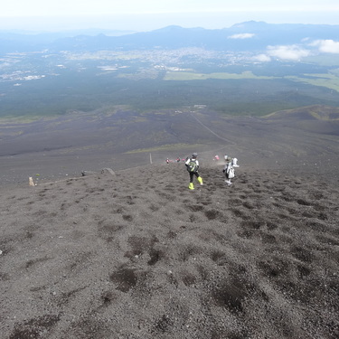 富士山の服装はこれに決まり 初心者におすすめのレインウェアをご紹介 暮らし の