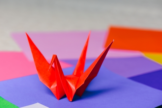 折り紙で作る 鶴 の作り方 子供も簡単にできる折り方をご紹介 Kurashi No