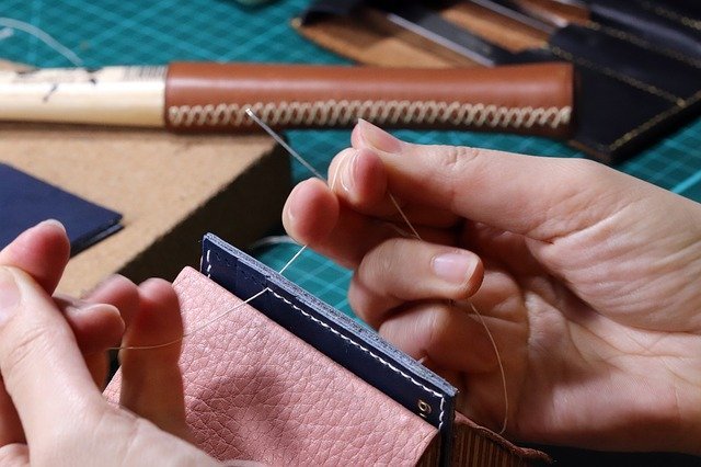 簡単 革の縫い方と道具をご紹介 初心者でもレザークラフトの基本をマスター 暮らし の