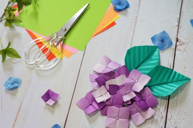 折り紙 立体 紫陽花 【簡単】折り紙で紫陽花（あじさい）を作ってみよう！きれいに折るコツは？