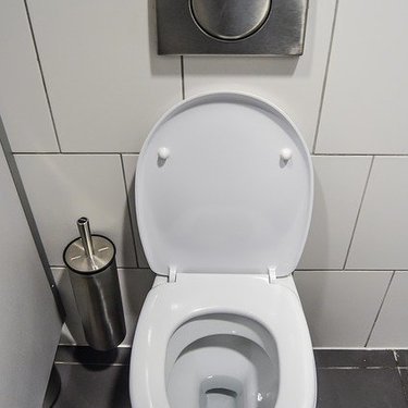 トイレの壁紙のdiy方法 初心者も自分で簡単にできる 賃貸向けのポイントも解説 Kurashi No