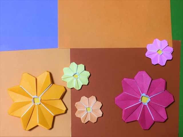 手軽にサクッとできる！折り紙で作るコスモスの折り方6選！プレゼントや飾りに！ kurashi-no
