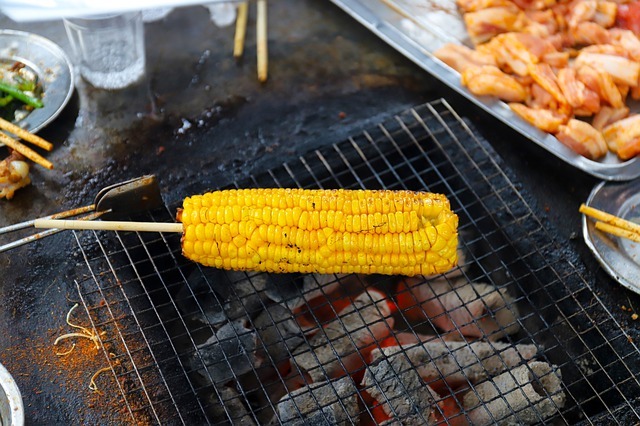 バーベキューでとうもころしを 準備や驚くほど美味しくなる焼き方のコツを解説 Kurashi No