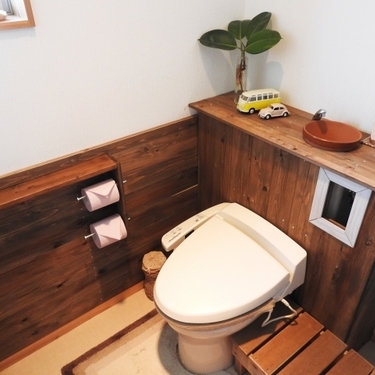 古いトイレを100均グッズで簡単リメイク 賃貸okのおしゃれなdiy実例を紹介 Kurashi No