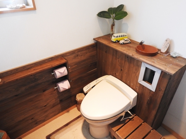 古いトイレを100均グッズで簡単リメイク 賃貸okのおしゃれなdiy実例を紹介 Kurashi No