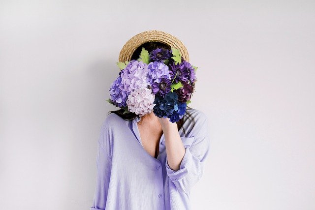 上品な雰囲気が魅力的 紫の花の花言葉を一覧で紹介 日本と西洋での意味の違いも 暮らし の