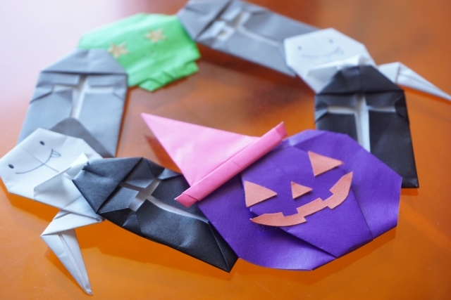 折り紙で簡単工作 かぼちゃの折り方講座 ハロウィンリースの作り方もご紹介 暮らし の