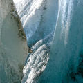 【登山知識】氷河の裂け目「クレバス」に落ちたらどうなる？危険から身を守る術は？