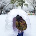 【子供と一緒に雪遊び】かまくらの作り方｜簡単に作れて楽しい！高さをだすコツは？
